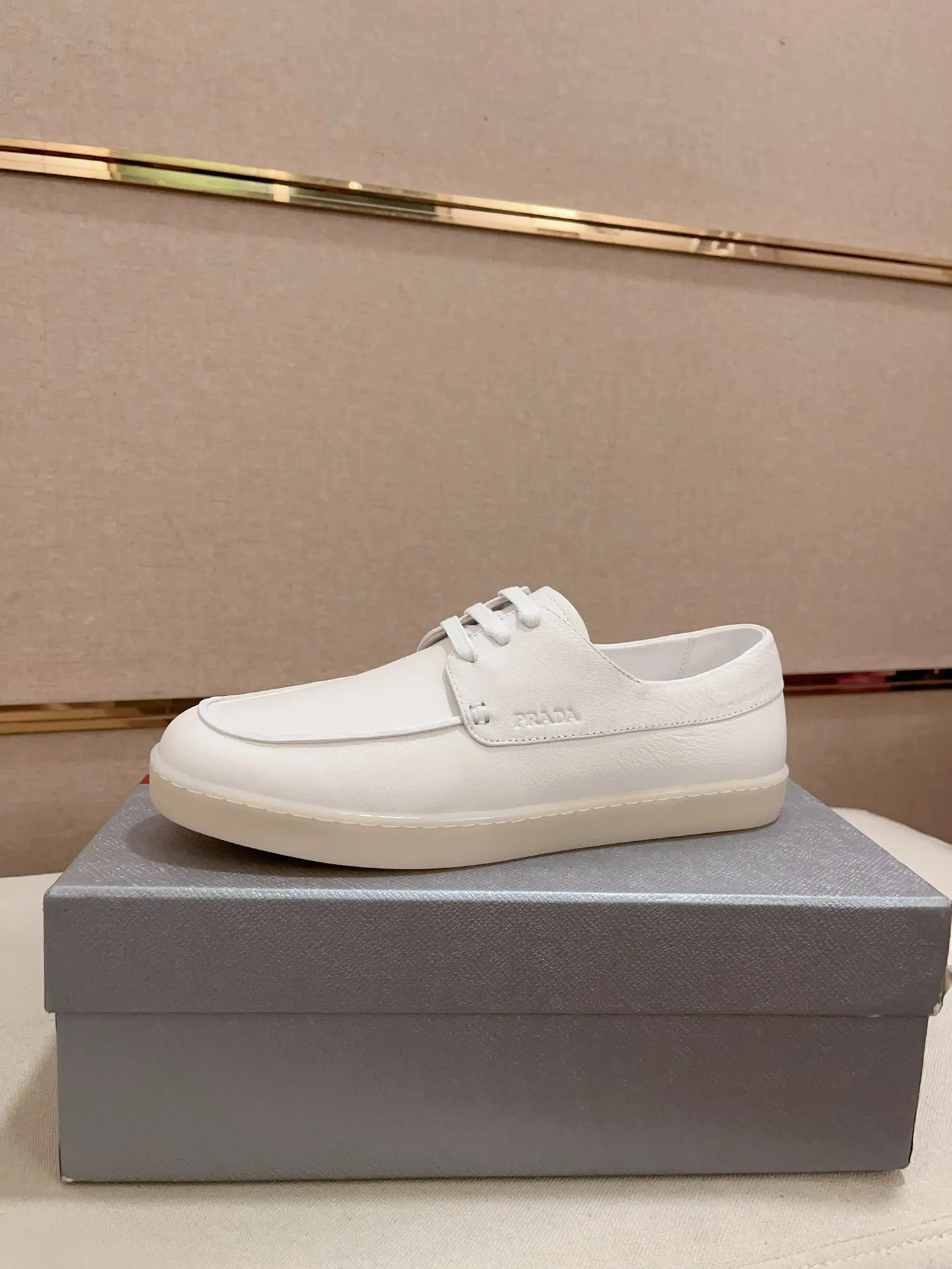 Men's shoes 💰 540💰 ✔️✔️✔️Higher version High-quality new PRADA (Prada) counters are launched at the same time. The new men's shoes and 😘 fabrics are made of high-tech glue-making technology. Lining: Full cowhide lining. 👍🏿 High-end ☄️ air-cushion molded anti-slip rubber outsole, exquisite lines, simple and elegant, comfortable and high-end for leisure travel. Code number: 38 to 44 (45 can be customized and cannot be returned or exchanged)